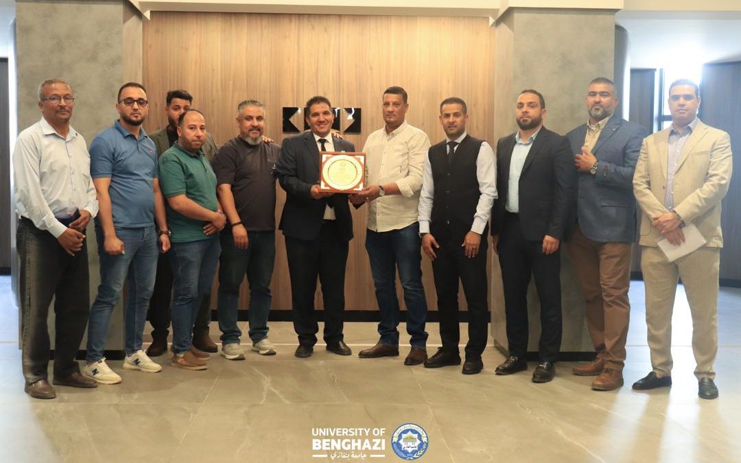 إدارة الجودة وتقييم الأداء بجامعة بنغازي تكرّم الدكتور خالد الفضلي تقديرًا لجهوده السابقة