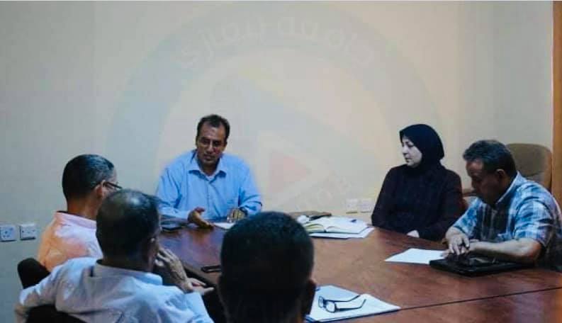 Studying the academic plan to resume studies at the university.